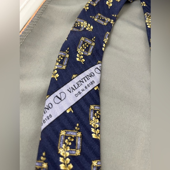 Vintage Valentino Cravatte 100% Silk tie. Made in Italy
RN 68128 - Picture 6 of 6